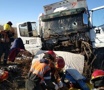 Un grupo persiguió a Jara por la ruta, lo alcanzó, lo pasó y le lanzó una piedra-proyectil que produjo un gigantesco agujero en el frente del camión, y su muerte. 