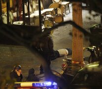 Policías junto a un cadáver en el teatro Le Bataclan minutos después del atentado. (Fuente: AFP) (Fuente: AFP) (Fuente: AFP)