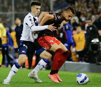 Romero defiende la pelota ante Perrone (Fuente: Fotobaires) (Fuente: Fotobaires) (Fuente: Fotobaires)