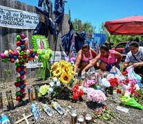 Memorial junto al camión en el que murieron 53 migrantes en San Antonio, Texas. (Fuente: AFP) (Fuente: AFP) (Fuente: AFP)