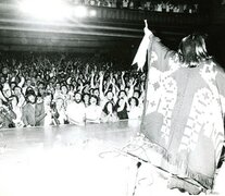 Mercedes arrancó el primer concierto con “Yo tengo tantos hermanos”.