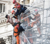 En acción. Un equipo del Grupo Especial de Rescatistas (GER) logró bajar al hombre.  (Fuente: Télam) (Fuente: Télam) (Fuente: Télam)