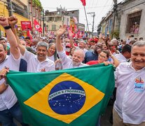 Lula recorrió a pie un barrio humilde de Bahía acompañado por sus seguidores. (Fuente: AFP) (Fuente: AFP) (Fuente: AFP)