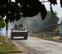 Soldados ucranianos patrullando la avenida principal de Lisichansk la semana pasada. (Fuente: AFP) (Fuente: AFP) (Fuente: AFP)