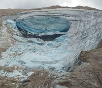 Los socorristas debieron extraer los cuerpos del hielo y la roca en la que yacían. Foto: Corpo Nazionale Soccorso Alpino E Speleologico.