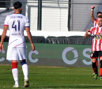 Neri Bandiera festeja su gol: fue el 2 a 1 definitivo (Fuente: Julio Martín Mancini) (Fuente: Julio Martín Mancini) (Fuente: Julio Martín Mancini)