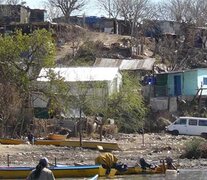 Parte del asentamiento visto del río, al pie de la barranca donde está ubicado.