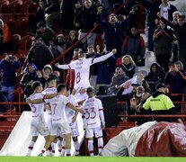 Galván logra elevarse entre sus compañeros en medio del festejo  (Fuente: Fotobaires) (Fuente: Fotobaires) (Fuente: Fotobaires)