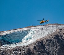 Se reanudaron los operativos de rescate en el glaciar de Marmolada, luego de una avalancha de nieve y rocas que dejó al menos 6 muertos y 8 heridos. Imagen: AFP