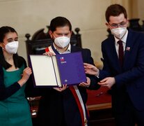 Boric recibe su copia de la presidenta de la Convención María Elisa Quinteros y del vicepresidente Gaspar Domínguez.