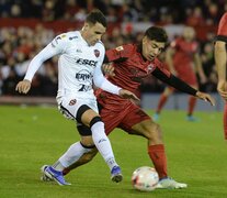 Franco Leys pelea con Juan Sforza en el Marcelo Bielsa (Fuente: Télam) (Fuente: Télam) (Fuente: Télam)