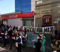 Familiares y amigos esperando a la salida de la Cámara Penal.