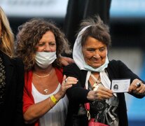 Taty Almeida (derecha) junto a su hija Fabiana (centro) durante la entrega de carnets que realizó Racing el año pasado (Fuente: Sandra Cartasso) (Fuente: Sandra Cartasso) (Fuente: Sandra Cartasso)