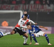 Rodrigo Aliendro lucha con Lucas Janson en el medio de la cancha (Fuente: Télam) (Fuente: Télam) (Fuente: Télam)