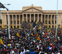 Una multitud irrumpe en las oficinas del presidente de Sri Lanka en Colombo. (Fuente: AFP) (Fuente: AFP) (Fuente: AFP)