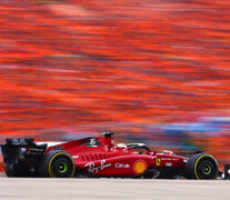 La Ferrari de Leclerc y la marea roja de fanáticos de la scudería italiana. (Fuente: Prensa Fórmula 1) (Fuente: Prensa Fórmula 1) (Fuente: Prensa Fórmula 1)