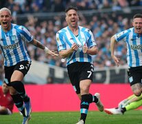 Hauche festeja su golazo junto a Copetti y Moreno. Tarde soñada del 7 (Fuente: Fotobaires) (Fuente: Fotobaires) (Fuente: Fotobaires)