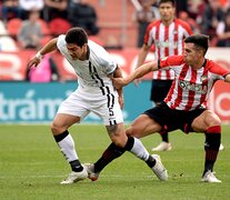 Iván Ramírez encara ante Franco Zapiola (Fuente: Fotobaires) (Fuente: Fotobaires) (Fuente: Fotobaires)