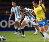 Mariana Larroquette intenta ante la capitan brasileña, Rafaelle (Fuente: AFP) (Fuente: AFP) (Fuente: AFP)