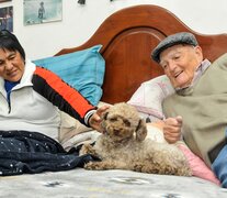 Milagro Sala, su esposo Noro y Bichi, el perro caniche, que se acomoda entre los dos y celebra cada visita con ladridos. (Fuente: Edgardo Varela) (Fuente: Edgardo Varela) (Fuente: Edgardo Varela)