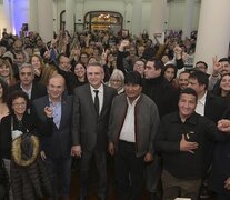 1) Evo junto a  Agustín Rossi y el rector Bartolacci, entre otros. b) Concejales locales también participaron del acto. (Fuente: Sebastián Granata) (Fuente: Sebastián Granata) (Fuente: Sebastián Granata)