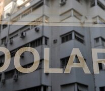 El dólar contado con liquidación bajó un poco más de 3 pesos para cerrar en 297, luego de haber marcado el récord de 300,89 pesos. (Fuente: Sandra Cartasso) (Fuente: Sandra Cartasso) (Fuente: Sandra Cartasso)