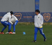 Hugo Benjamín Ibarra, carpeta bajo el brazo, durante la práctica en Ezeiza (Fuente: Télam) (Fuente: Télam) (Fuente: Télam)