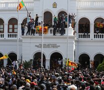 Manifestantes irrumpen en las oficinas del primer ministro en Colombo. (Fuente: EFE) (Fuente: EFE) (Fuente: EFE)