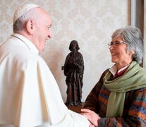 El Papa saluda a  María Lía Zervino, flamante integrante del Dicasterio paralos Obispos.