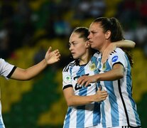 Estefanía Banini y Florencia Bonsegundo festejan el segundo de la Selección (Fuente: Prensa Selección) (Fuente: Prensa Selección) (Fuente: Prensa Selección)