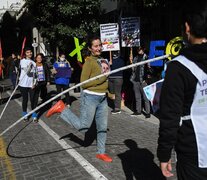 Organizaciones sociales y militantes, frente a la puerta del edificio donde se realizó la audiencia. (Fuente: Télam) (Fuente: Télam) (Fuente: Télam)