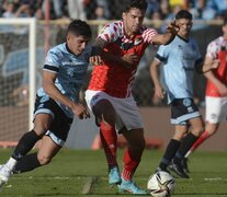 Mas intenta ganar la posición ante jugador de Belgrano (Fuente: Télam) (Fuente: Télam) (Fuente: Télam)