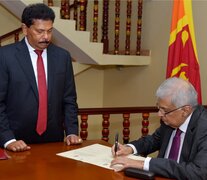 Wickremesinghe firma un documento después de asumir como presidente de Sri Lanka. (Fuente: EFE) (Fuente: EFE) (Fuente: EFE)