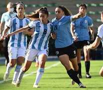 La argentina Falfán disputa con Gómez. El seleccionado femenino se floreó en Colombia (Fuente: AFP) (Fuente: AFP) (Fuente: AFP)