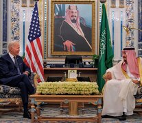 Biden y el rey saudí Salmán bin Abdelaziz en el palacio al-Salam de Yeda. (Fuente: AFP) (Fuente: AFP) (Fuente: AFP)