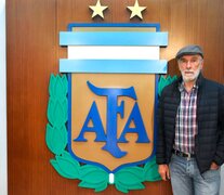 Julio Villa posa en el predio de Ezeiza de la AFA.