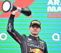 Verstappen levanta el trofeo en el podio de Hungría (Fuente: AFP) (Fuente: AFP) (Fuente: AFP)