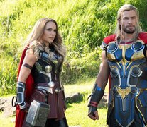 Natalie Portman retoma su papel de Jane Foster, pero ahora tiene los poderes de Thor. 