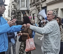 El hombre gritaba sus amenazas con un megáfono y se saludaba amistosamente con los policías presentes.