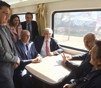 Fernández, Perotti y Massa, junto a otros funcionarios arriba del tren. (Fuente: Télam) (Fuente: Télam) (Fuente: Télam) (Fuente: Télam)