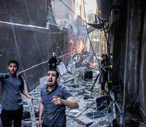 Bomberos y rescatistas en Ciudad de Gaza tras el bombardeo israelí. (Fuente: AFP) (Fuente: AFP) (Fuente: AFP)