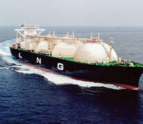 La factura de cada barco de gas licuado llega a 130 millones de dólares.