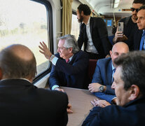 Alberto Fernández, Alexis Guerrera, Omar Perotti y Sergio Massa en el tren a Cañada de Gómez.