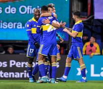 Los abrazos para Romero, que anotó sus primeros dos goles con la camiseta de Boca (Fuente: Télam) (Fuente: Télam) (Fuente: Télam)