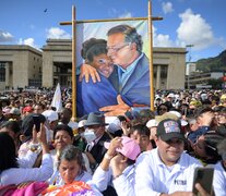 Petro abraza a su vice Francia Márquez, en un cuadro enarbolado por la multitud en la Plaza de Bolívar. (Fuente: AFP) (Fuente: AFP) (Fuente: AFP)