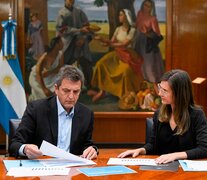 El ministro de Economía, Sergio Massa, junto a la titular de la Anses, María Fernanda Raverta. 