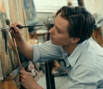 Tom Schilling interpreta al pintor que es el personaje central. 