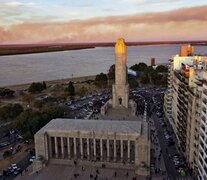 El humo avanza sobre Rosario, mientras en el Monumento a la Bandera una multitud reclama contra los incendios en las islas. (Fuente: Télam) (Fuente: Télam) (Fuente: Télam)