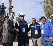 Sergio Massa con trabajadores petroleros, en su visita a Neuquén  (Fuente: NA) (Fuente: NA) (Fuente: NA)