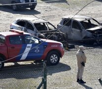 Dos de los autos incinerados en el predio de Aldosivi (Fuente: NA) (Fuente: NA) (Fuente: NA)